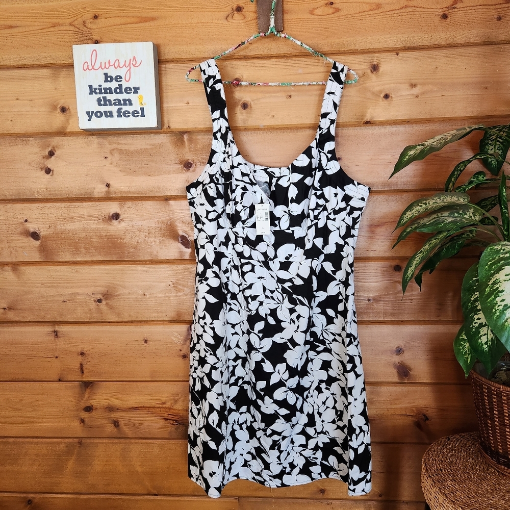 Lane Bryant NWT Dress Floral Surplice Fit‎ Flare Sleeveless Black White Plus 22
